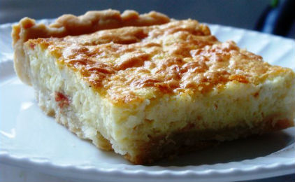 Σπιτική πίτα χωρίς φύλλο με πατάτα, λουκάνικο γαλοπούλας και τυρί