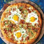 Σπιτική πίτσα με μπέικον και ψητά αυγά