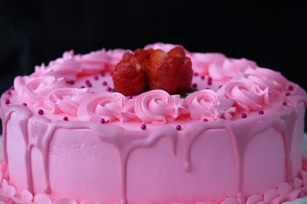 Ροζ κέικ με φράουλες