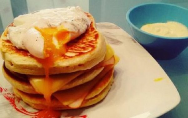 Pancakes βρώμης με αυγό, τυρί και γαλοπούλα