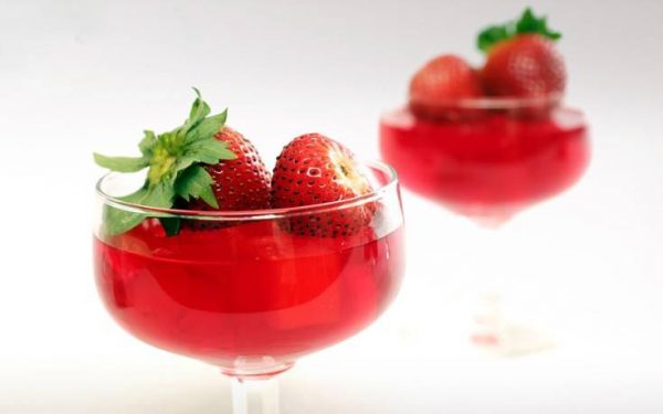 Δροσιστικό ζελέ φράουλα με άρωμα κρασιού