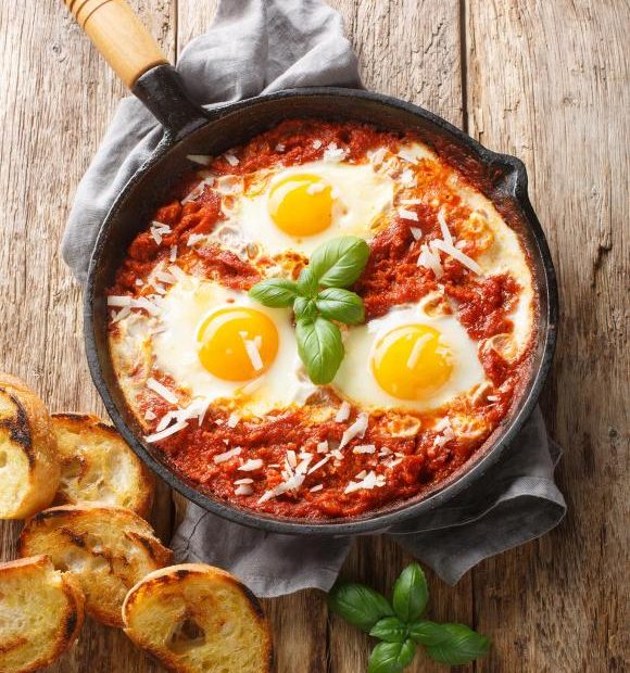 Μαροκινό Shakshuka ή αλλιώς αυγά μάτια σε πικάντικη σάλτσα ντομάτας