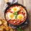 Μαροκινό Shakshuka ή αλλιώς αυγά μάτια σε πικάντικη σάλτσα ντομάτας