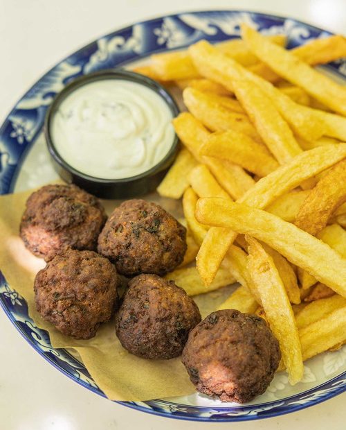 Κεφτεδάκια και ντιπ γιαουρτιού με δυόσμο