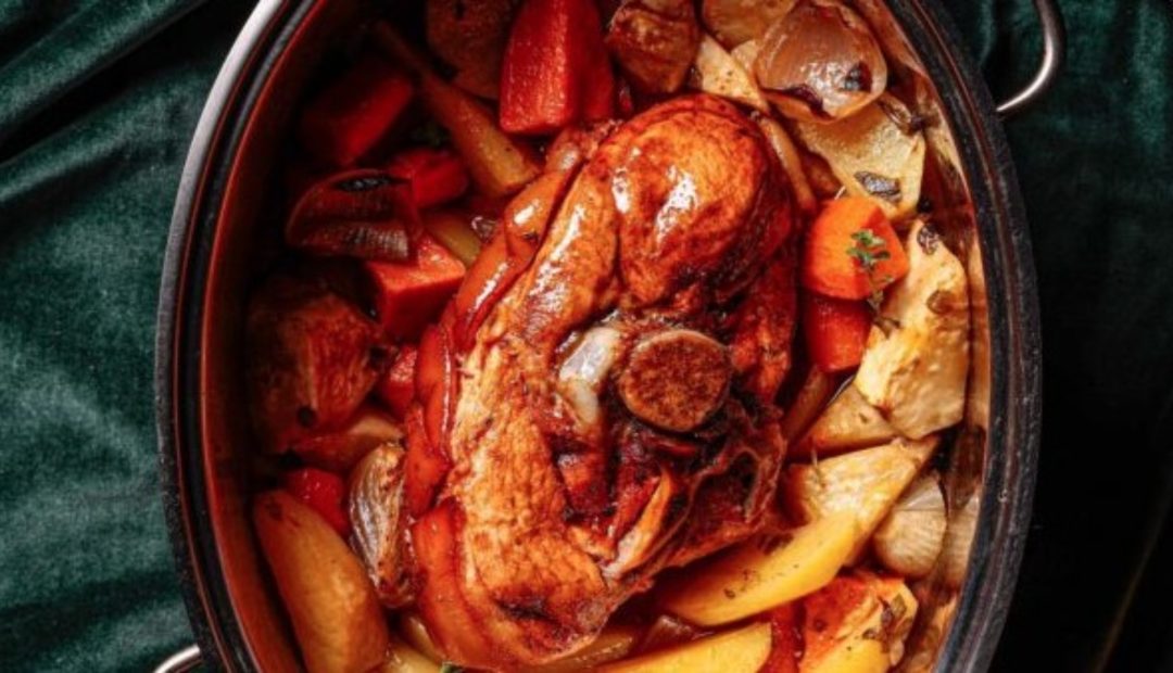 Γουρουνόπουλο μπούτι στη γάστρα με χειμωνιάτικες ρίζες