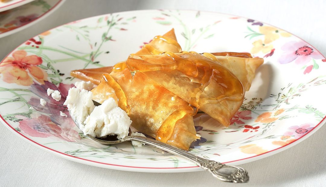 Τραγανά τρίγωνα από φύλλα κρούστας με σουσάμι και φρέσκια μυζήθρα