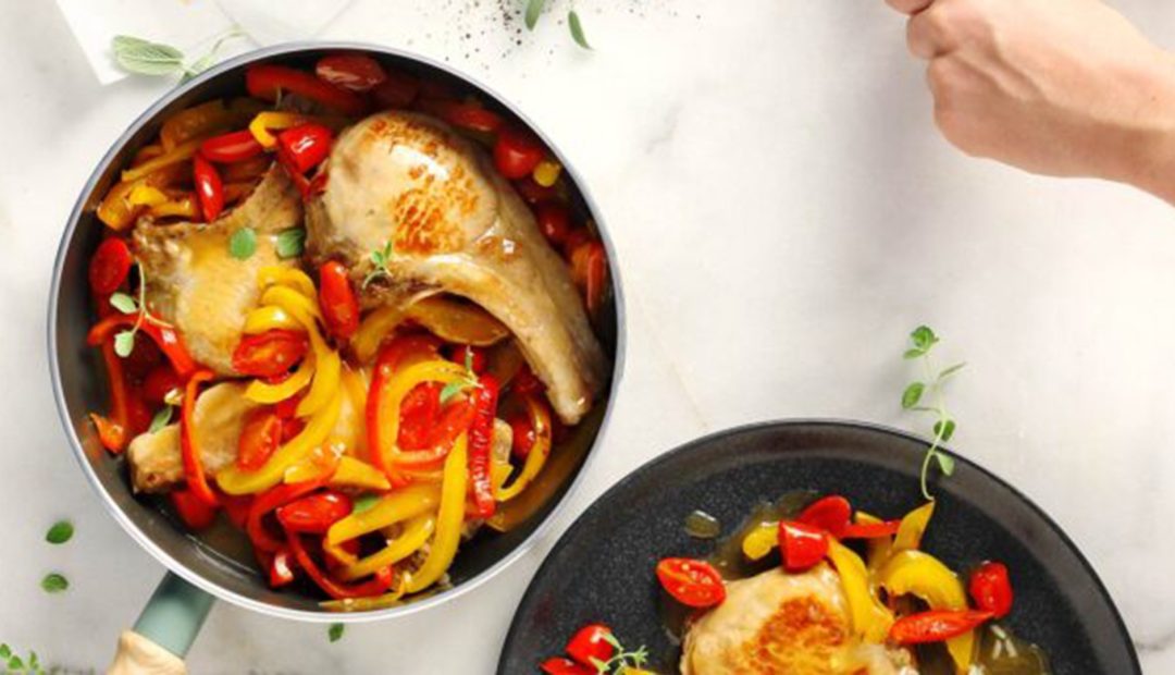 Χοιρινές μπριζόλες κρασάτες με ντοματίνια