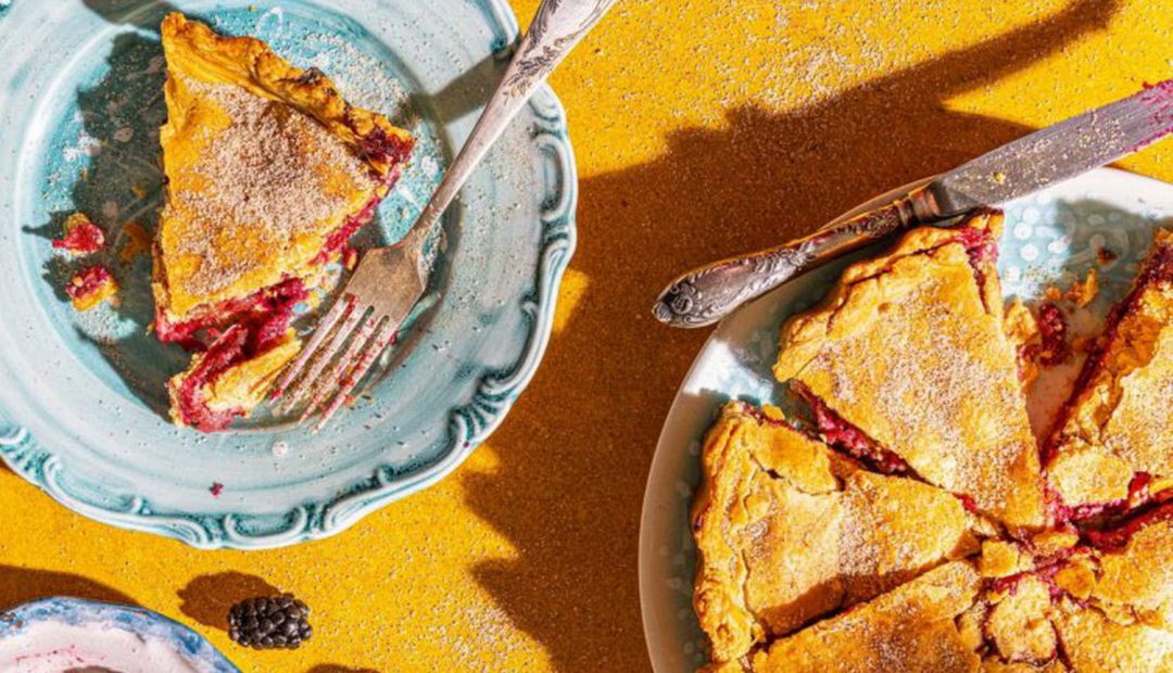 Μηλόπιτα με μούρα και ζύμη με ελαιόλαδο