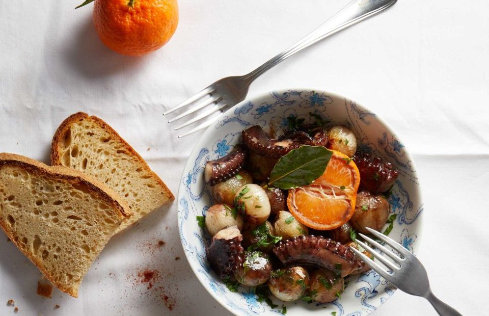 Κρασάτο  χταπόδι στιφάδο με μανταρίνι